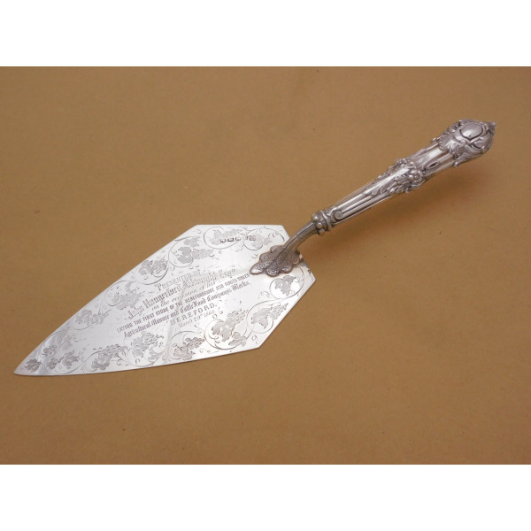 Hereford Agricultural manure and cattle food company silver trowel