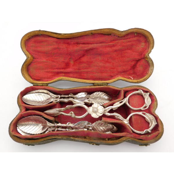 Naturalistic silver teaspoons and tongs 1760