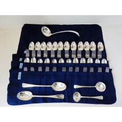 https://antiquesilverspoons.co.uk/assets/uploads/Old-English-pattern-silver-canteen-of-cutlery-by-Jackson-Fullerton__PadWzI1MCwyNTAsIkZGRkZGRiIsMF0.JPG