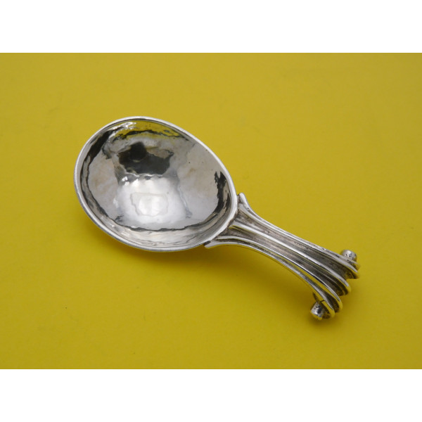 Omar Ramsden silver caddy spoon Onslow 1925