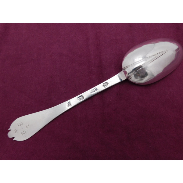 Queen Anne silver trefid spoon 1707 by Wlliam Scarlett