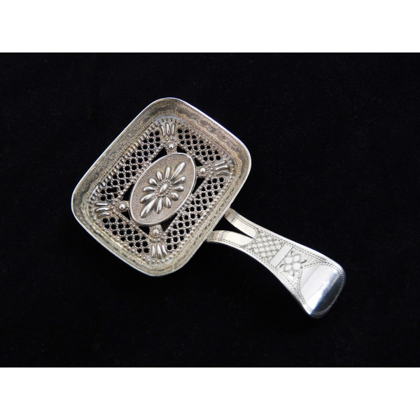 Simulated filigree Georgian silver caddy spoon by Cocks Bettridge